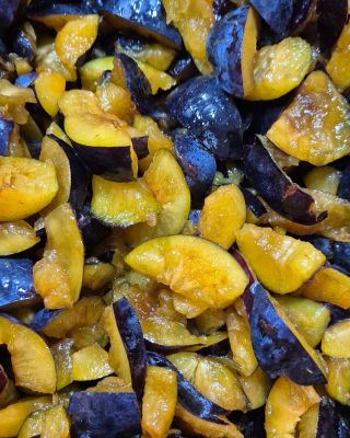 To je barva.. 🤩 Vaše oblíbená švestka se Strohem! 💜 #svestky #podzimjetu #podzim #marmelada #dzem #stroh #rum #rucnivyroba...